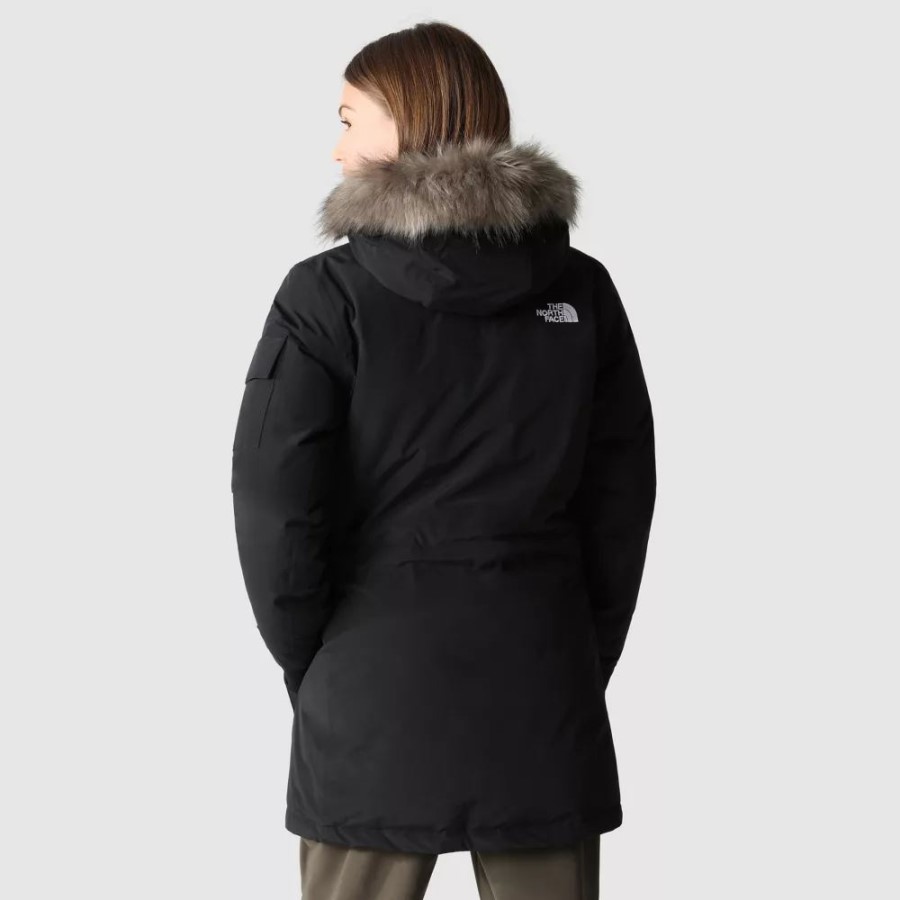 נשים עם הפנים הצפוניות עוטות מעיל שחור