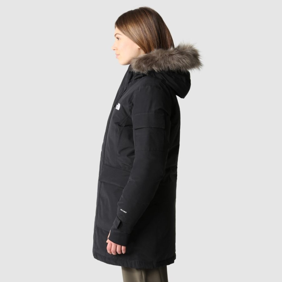 נשים עם הפנים הצפוניות עוטות מעיל שחור