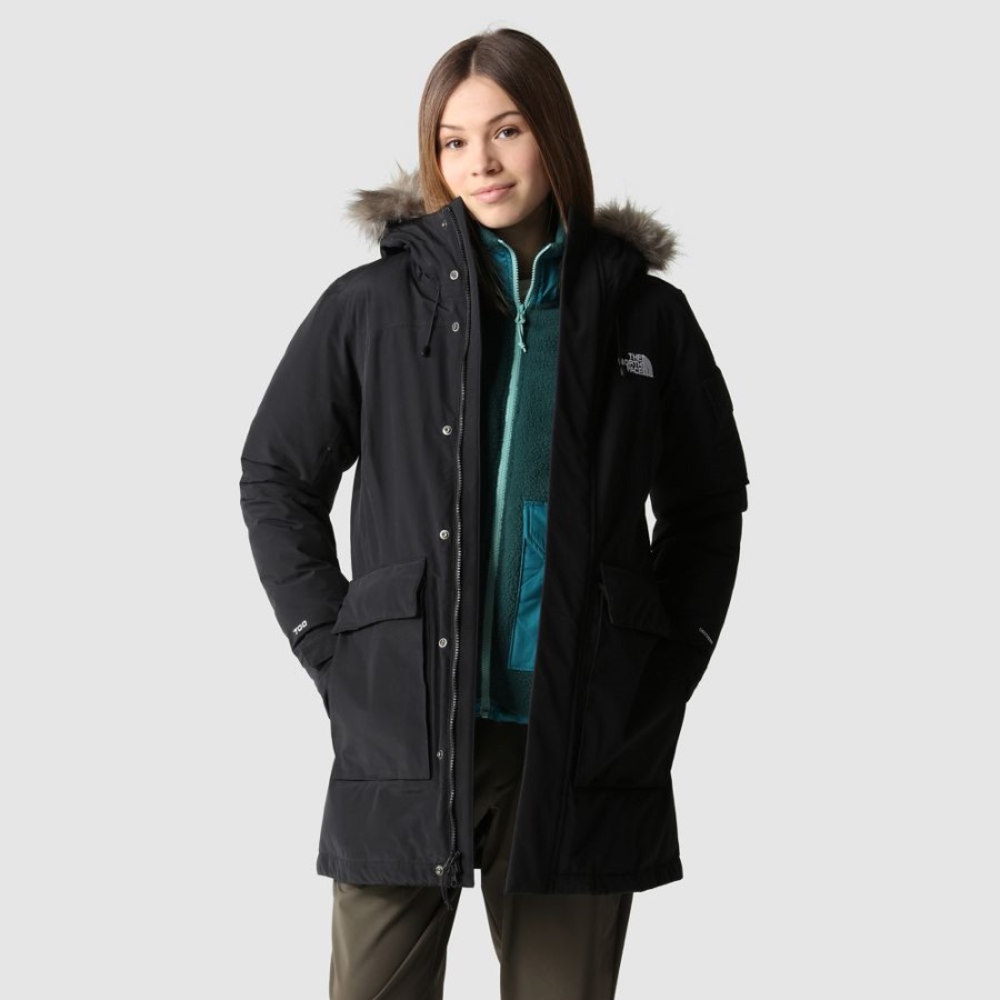 נשים עם הפנים הצפוניות עוטות מעיל שחור