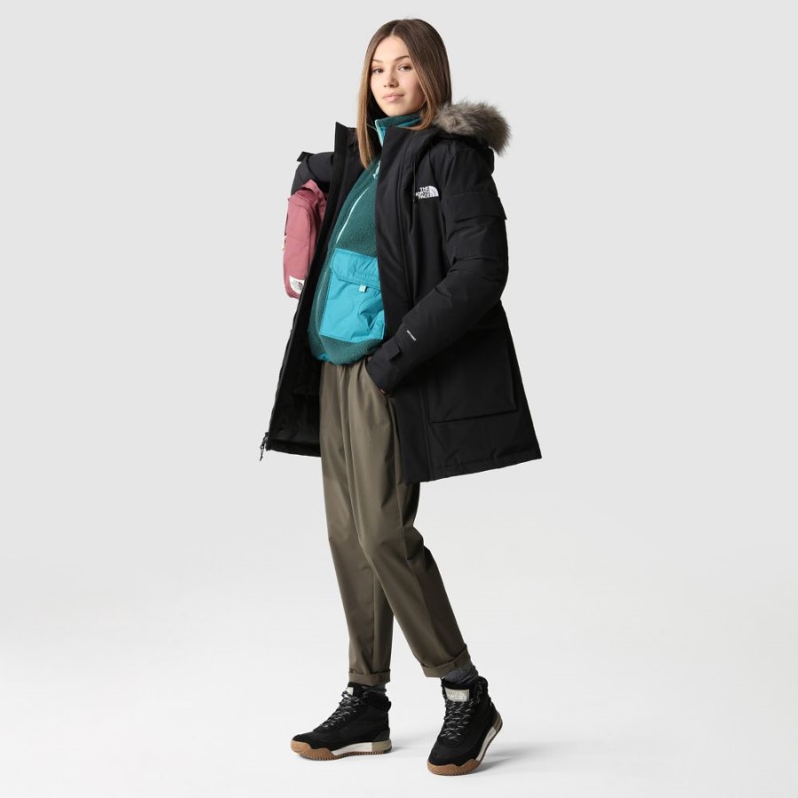 נשים עם הפנים הצפוניות עוטות מעיל שחור