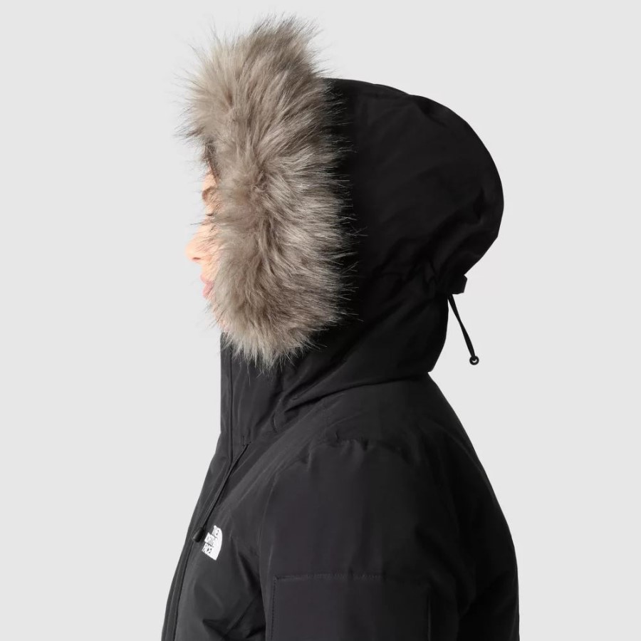 נשים עם הפנים הצפוניות עוטות מעיל שחור