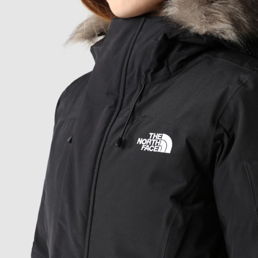 נשים עם הפנים הצפוניות עוטות מעיל שחור