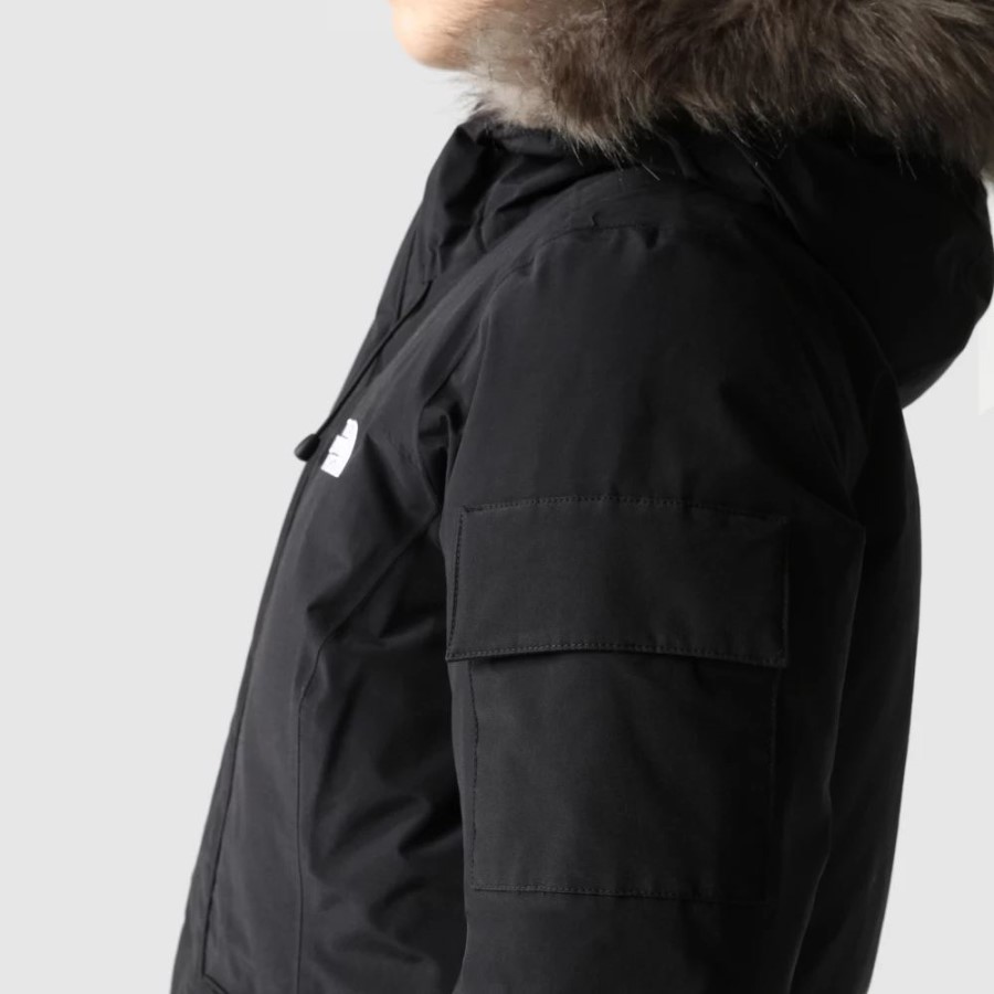 נשים עם הפנים הצפוניות עוטות מעיל שחור