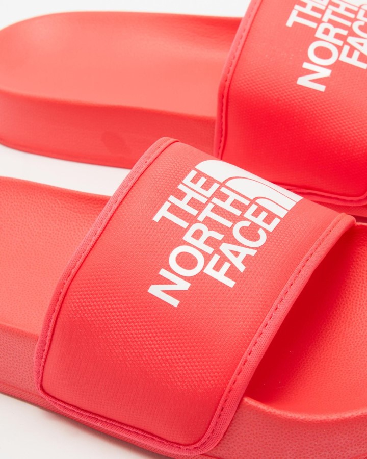 מגלשות מחנה הבסיס השלישי נשים מול הצפון אלמוגים מבריק