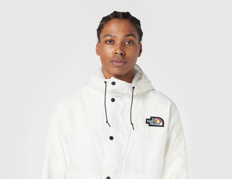 לבן ז\'קט מתאר הגאווה של ה-North Face