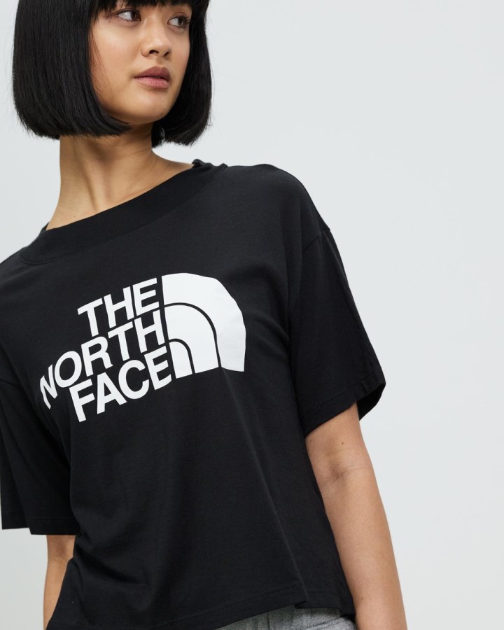 שחורה עם חצי כיפה קצוצה טי שרוול קצר