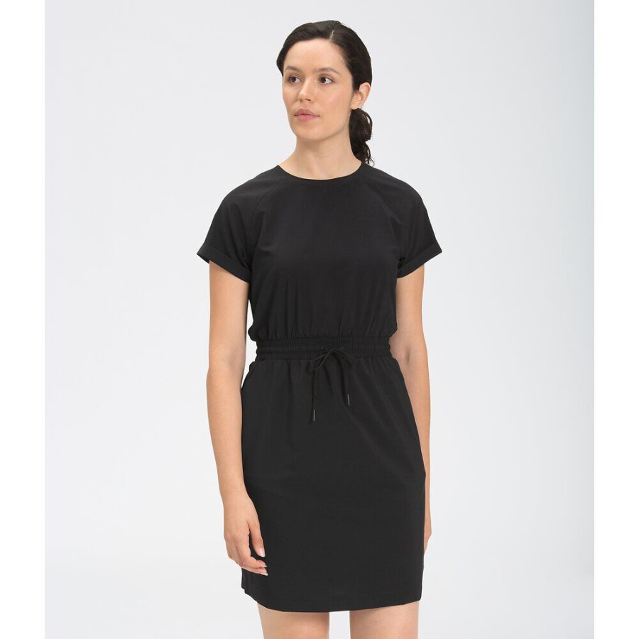 הנשים הצפוניות לא מפסיקות ללבוש שמלה שחורה