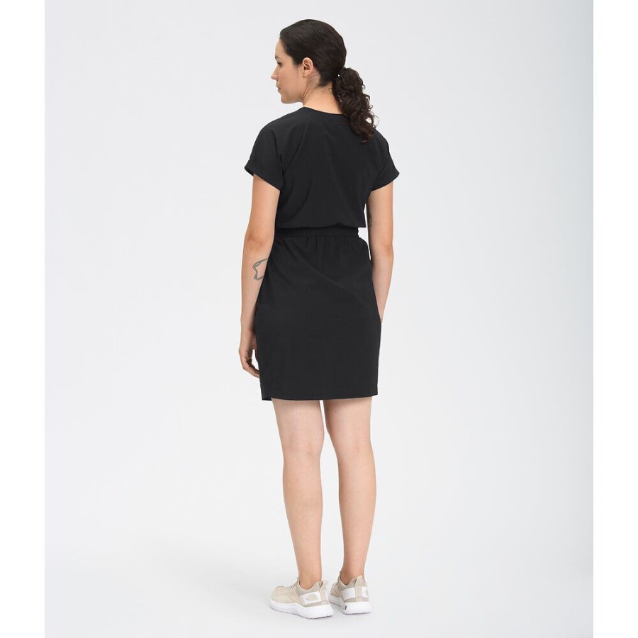 הנשים הצפוניות לא מפסיקות ללבוש שמלה שחורה