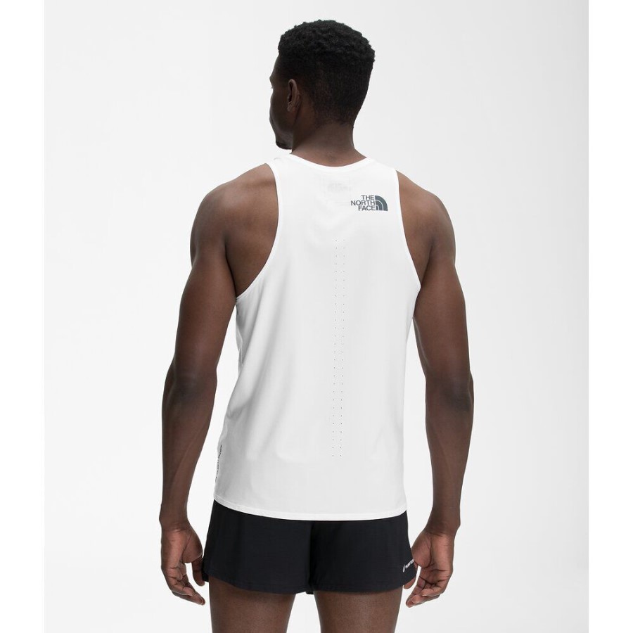 גברים לבנים מפנים צפונה טנק חסר משקל