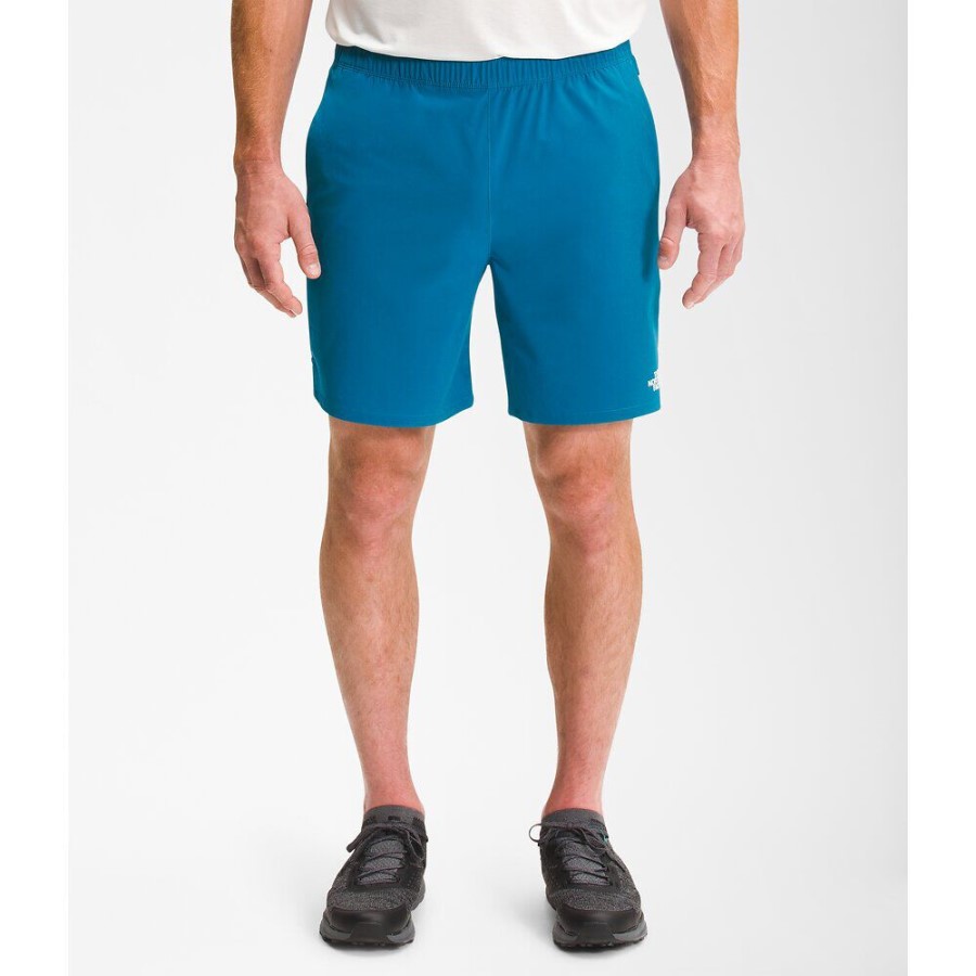 גברים שוטים מכנסיים קצרים באנף כחול את הפנים הצפוני