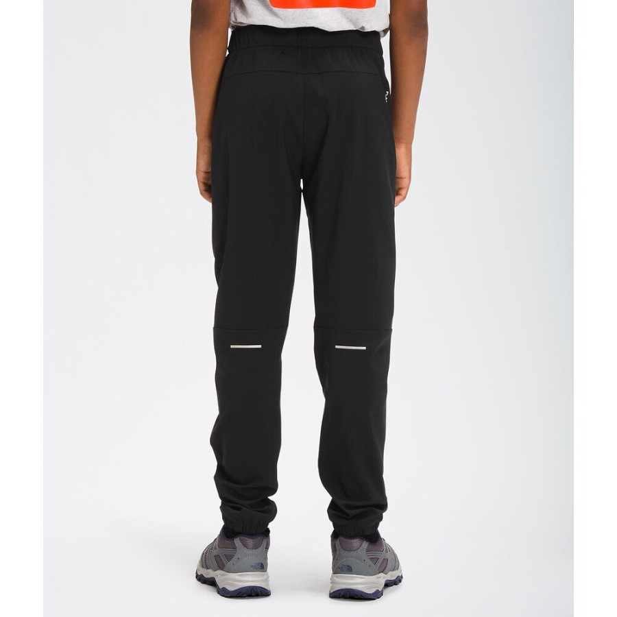 בנים על ההר מתנשפים מול הצפון שחור