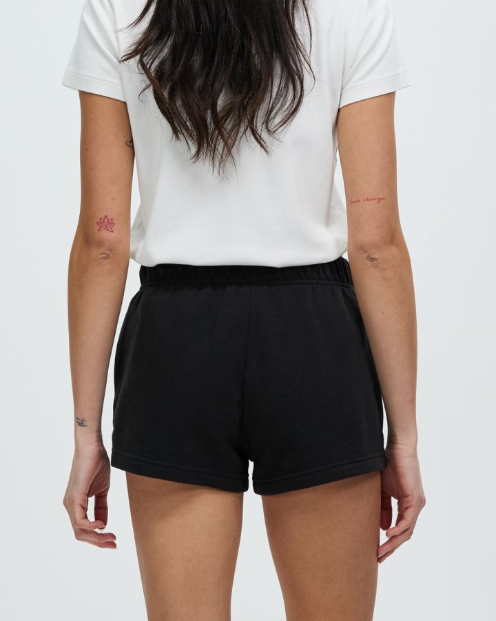 מכנסי לוגו שחורים עם חצי כיפה שחורה