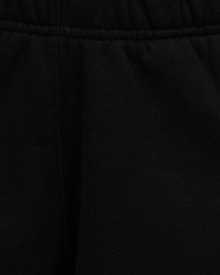 מכנסי לוגו שחורים עם חצי כיפה שחורה