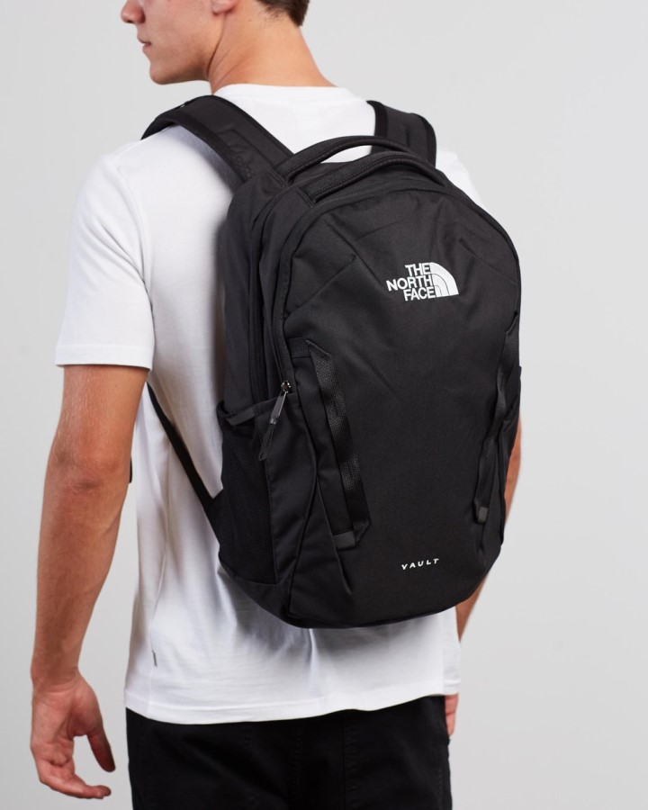 קמרון שחור עם הפנים הצפוני